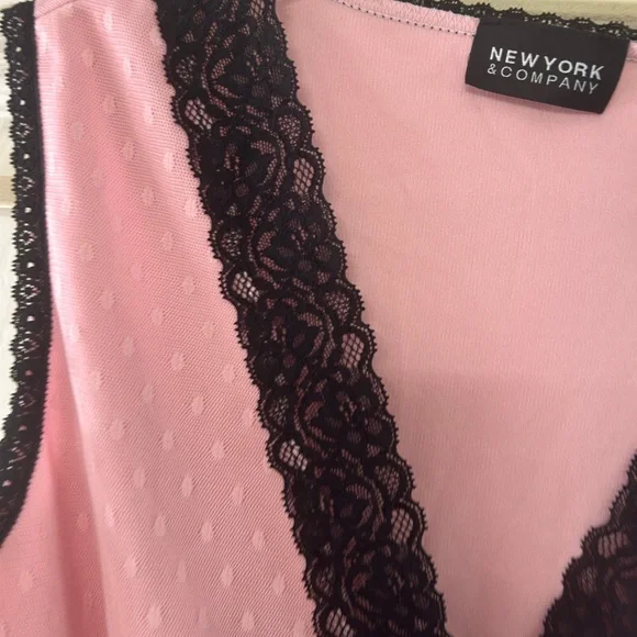 New York & Company Y2K Pink Lace Vintage Deep V Top babydoll - Picture 5 of 7